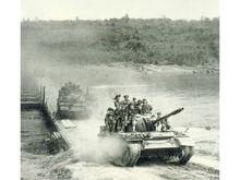 對越自衛反擊戰中中國陸軍士兵搭乘坦克