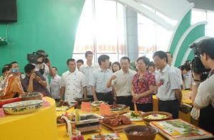 阿強為中國飯店協會會長韓明介紹淮軍宴