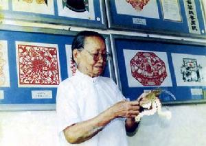 （圖）福建省漳浦剪紙藝術界的一代宗匠、剪紙世家掌門人黃素