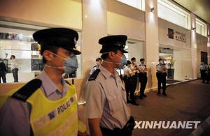（圖）警察在被下令隔離的香港灣仔維景酒店外警戒