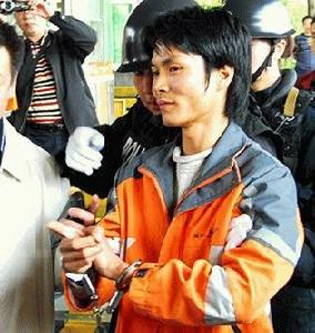 犯罪嫌疑人伍勇在警察押解下前往高速路宜賓北站指認現場