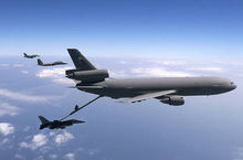 KC-10為F-16加油