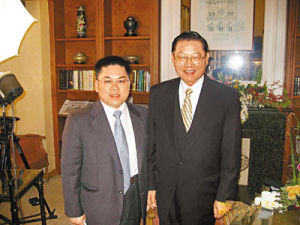 2005年，時任文匯報記者的王善勇與台灣政要江丙坤(右)在結束訪問後合影。