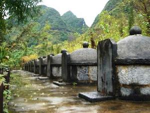 慘遭國民黨反動派殺害的韋拔群親屬的墓地