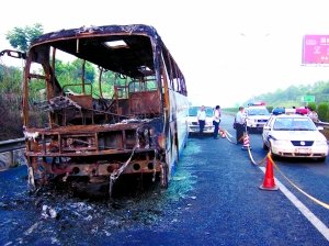 事故車輛（車牌號為湘A17281）被燒得只剩殘骸