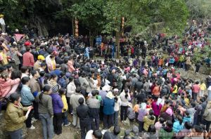 壯族嘹歌發祥地——田東縣思林鎮廣養村敢仰岩嘹歌會盛況空前