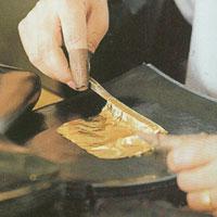 出具:將金箔用鵝毛口風挑入柔軟的茅台紙內