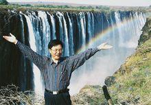 文化學者朱正明在辛巴威大瀑布