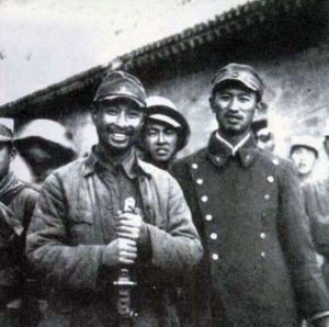 周希漢（身穿日軍大衣）