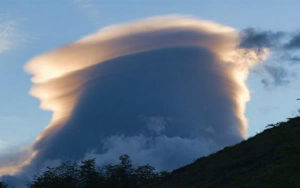 莢狀層積雲