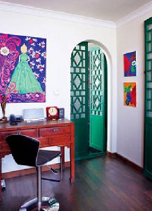 書房與衛生間的門同樣也是特別定做的，輕盈的綠色貫穿於幾個功能不同的房間，並將它們聯繫到一起