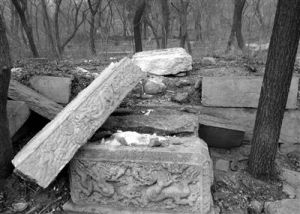 法海寺遺址內，刻有“萬安山法海寺四至界址”的石碑斷成兩截。