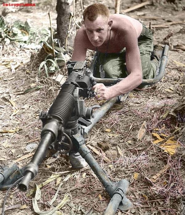 美國士兵試用日軍機槍