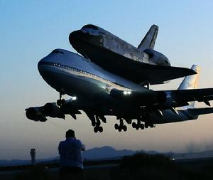 “發現”號太空梭降落在愛德華茲空軍基地