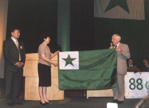 ,2003年在哥德堡，向下屆大會的旗幟交接 中國組委會代表（左）, 瑞典組委會主席（右）。