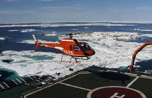 “小松鼠”直升機完成冰情偵察任務返回雪龍船。