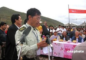 （圖）重走長征路的開國元勛子女抵達甘肅哈達鋪，在７０年前父輩長征經過的地方舉行紀念儀式