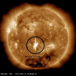 耀斑極大時的太陽極紫外圖像