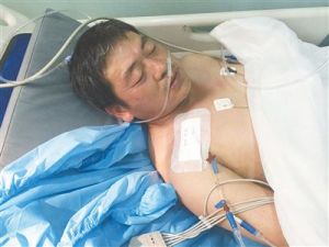 7月16日，一位喝了農藥的江蘇泗洪訪民在醫院接受治療。