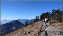 紅石尖附近遠眺西嶺雪山主峰“廟基嶺”