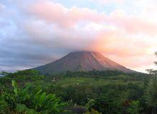 落日中的阿雷納火山