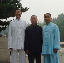 王慶升先生（居中）和其弟子在一起