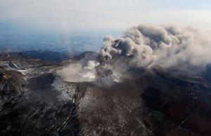 日本九州南部的霧島山新燃岳火山升起煙雲