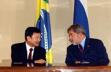 2004年與巴西總統盧拉交談