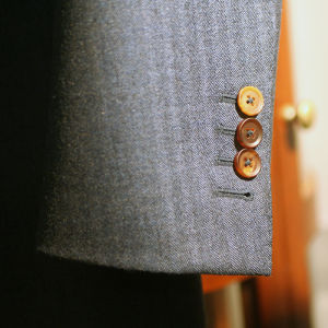紐扣選配天然牛角紐扣。 袖扣採用真眼真衩。高級定製西服的標誌之一。