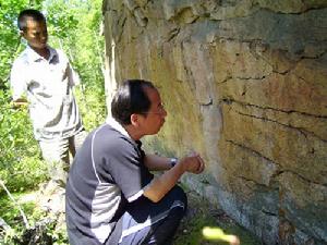 旗委書記侯言增察看神指峰峰岩畫