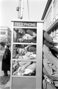 《生活》雜誌版電話亭塞人遊戲，1959年上演