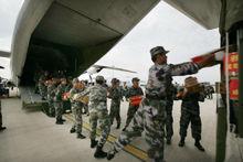 空軍運輸機飛赴雲南投入盈江地震救援