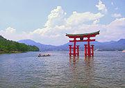 矗立在瀨戶內海的嚴島神社鳥居