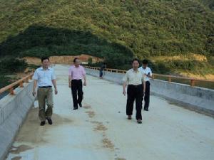 曹輝副局長下都昌縣檢查大橋