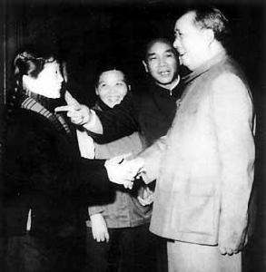 毛澤東主席親切接見夏菊花（1965年1月）