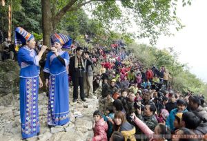 壯族嘹歌發祥地——田東縣思林鎮廣養村敢仰岩嘹歌會盛況空前