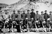 1972年阿沛·阿旺晉美、天寶等接見女民兵排