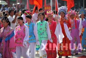 在壯劇展演開台儀式上，田林各鄉鎮業餘壯劇團紛紛亮相