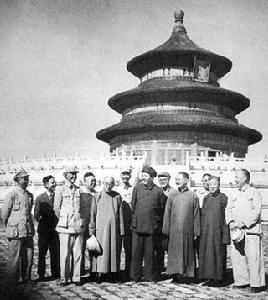 1949年9月19日，毛澤東邀請部分國民黨起義將領和民主人士遊覽天壇。