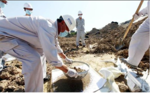 2014年08月25日，烏魯木齊，新疆環科院技術人員正在對原新疆燒鹼廠污染土地進行土壤取樣。