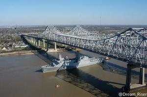 紐奧良號穿過密西西比大橋