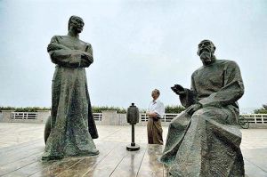 雕塑《湘江夜話》（湖南省長沙市瀟湘大道）