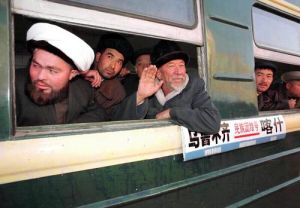 這是南疆鐵路開通後的第一批榮譽旅客乘坐民族團結號客車，駛離喀什車站