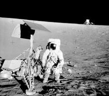 阿波羅12號登月模組的駕駛阿倫·L.·賓站在登月的測量員3號旁邊，背景是阿波羅12號的登月模組，無畏號