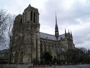法國早期哥德式教堂的代表巴黎聖母院