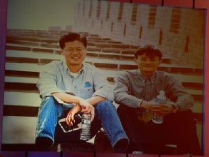 雅虎創始人楊致遠（左）和阿里巴巴集團創始人兼CEO馬雲（右）
