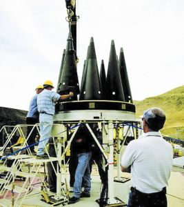 美核技術人員檢查洲際飛彈使用的W87式分導核彈頭