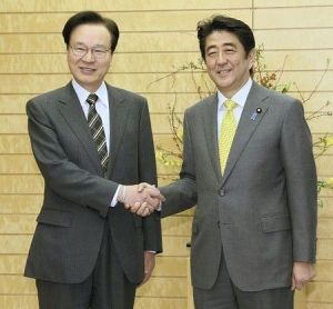 日本首相安倍晉三（右）交與谷內正太郎（左）任命書
