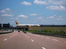 機場的西部飛機滑行橋橫跨A14號高速公路