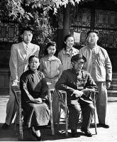 徐竹青（前左）和閻錫山以及家人的合影
